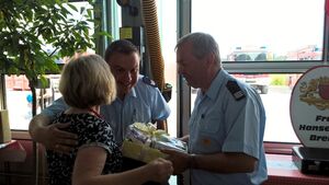 Catharina gratuliert Thorsten und Heiko. (Foto Tom)