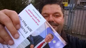 Tom (Vorsitzender OV Lehesterdeich) mit den letzten 5 Flyern