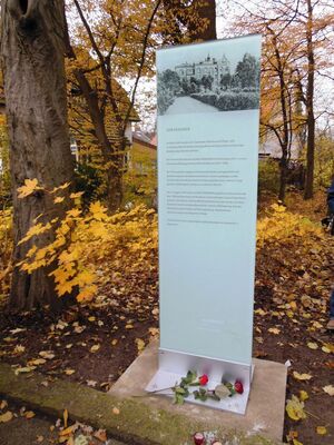 Gedenkstele im Luisental, an der Seniorenresidenz Haus Sonnenbogen, 23.11.2013