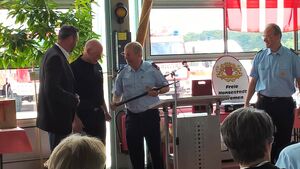 Senator für Inneres Ulrich Mäurer übergibt den Schlüssel an Heiko Lürßen.