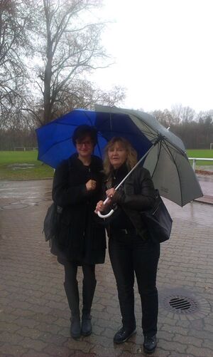 Steffi und Catharina (Foto Tom) beim Gedenken und Kranzniederlegung